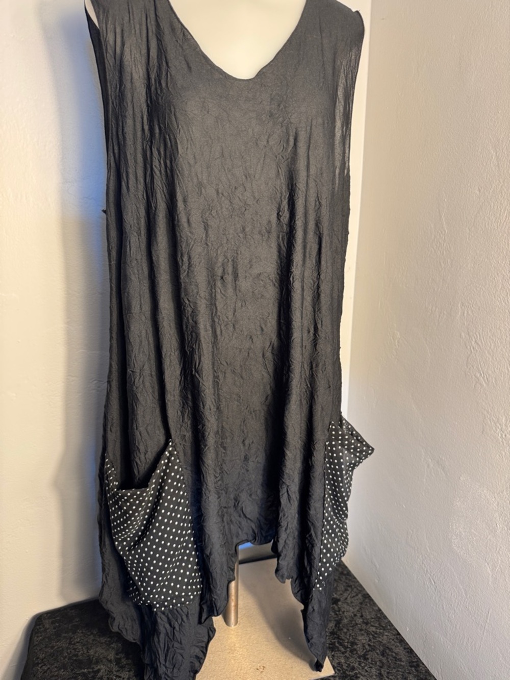 Boutique Black Lagenlook Tunic   M/L –NWOT – Polka Dot Pockets